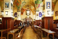 Munich: Beer & Food Tour + Dinner + Oktoberfest Museum