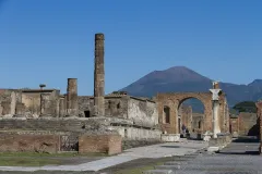Pompeii and Vesuvius: Day Trip from Naples with Lunch